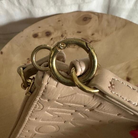 Tommy Hilfiger Embossed Logo Wristlet Clutch - Nude Beige Faux Leather Zip Pouch - Picture 5 of 8